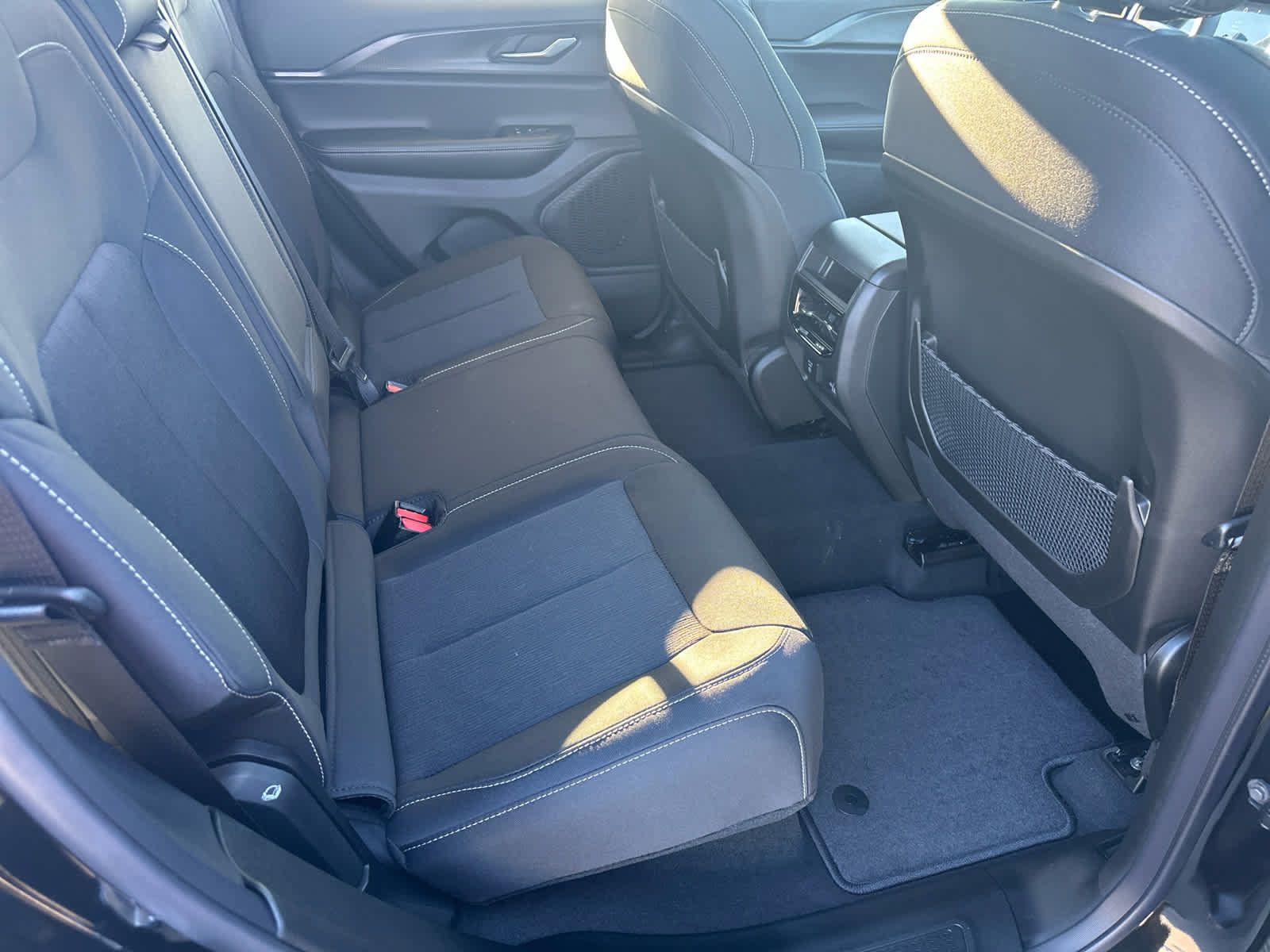 New 2025 Jeep Grand Cherokee Laredo X w/ Luxury Tech Group I AWD/4WD image 15