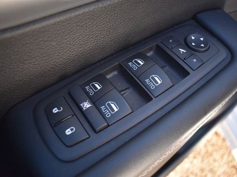 Used 2025 Chrysler Pacifica Limited image 27