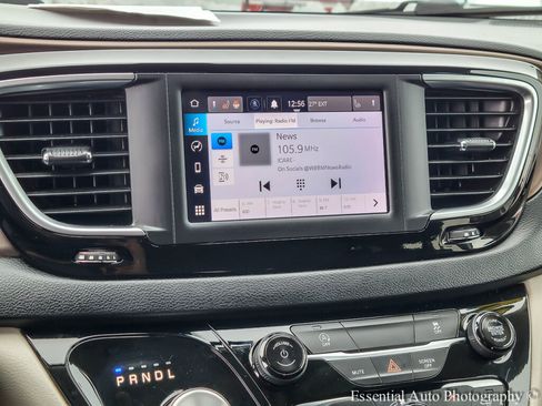 Used 2022 Chrysler Voyager LX image 23