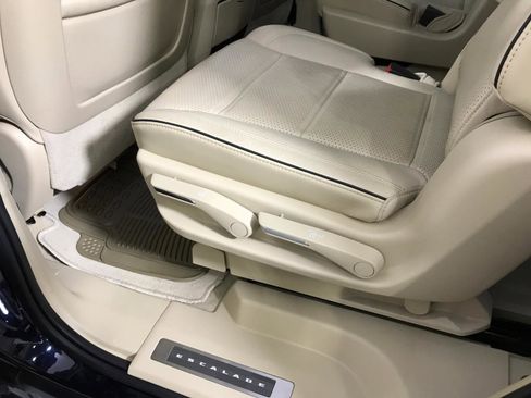 Used 2021 Cadillac Escalade Premium Luxury image 14