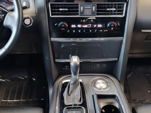 Used 2024 Nissan Armada SV RWD image 23