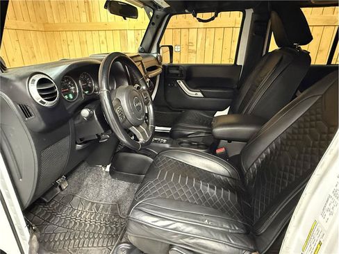 Used 2012 Jeep Wrangler Unlimited Sahara w/ Connectivity Group AWD/4WD image 10