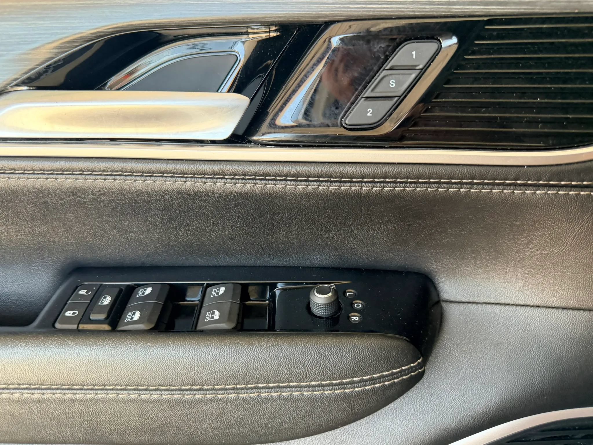 Used 2024 Jeep Wagoneer L Series II RWD image 26