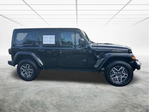 Used 2025 Jeep Wrangler Unlimited Sahara AWD/4WD image 3