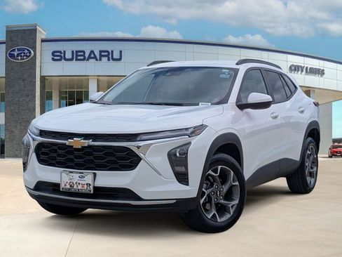 Used 2025 Chevrolet Trax LT FWD image 1