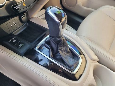 Used 2019 Nissan Rogue SL w/ Premium Package image 18