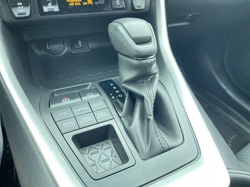 Used 2022 Toyota RAV4 XLE AWD/4WD image 15