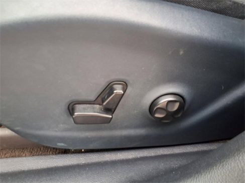 Used 2017 Jeep Cherokee Limited image 12