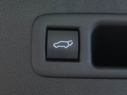 Used 2020 Toyota Highlander XLE AWD/4WD image 38