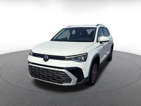 Used 2025 Volkswagen Taos SE FWD image 7