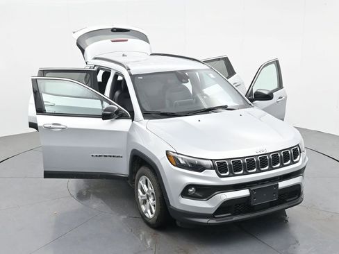 Used 2025 Jeep Compass Latitude image 37