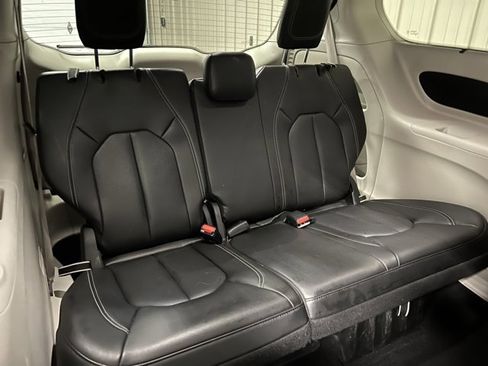 Used 2022 Chrysler Pacifica Touring-L image 24