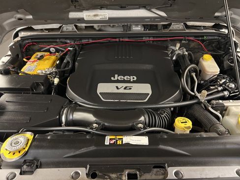 Used 2016 Jeep Wrangler Unlimited Sahara w/ Dual Top Group image 32