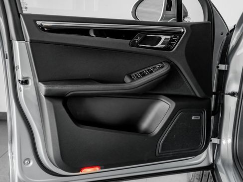 Certified 2026 Porsche Macan AWD/4WD image 12