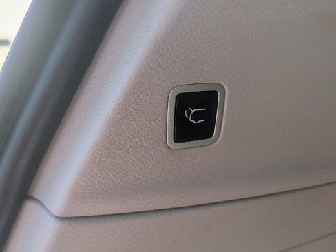 Used 2023 Chrysler Voyager LX image 13