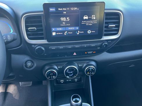 Used 2025 Hyundai Venue SEL image 17