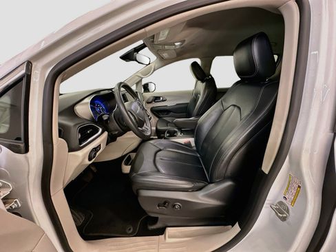 Used 2024 Chrysler Pacifica Touring-L FWD image 13