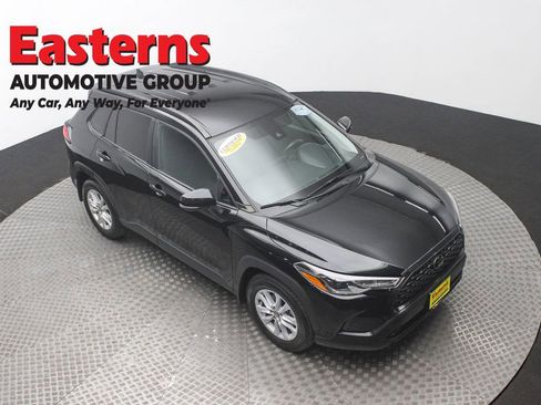 Used 2022 Toyota Corolla Cross LE image 3