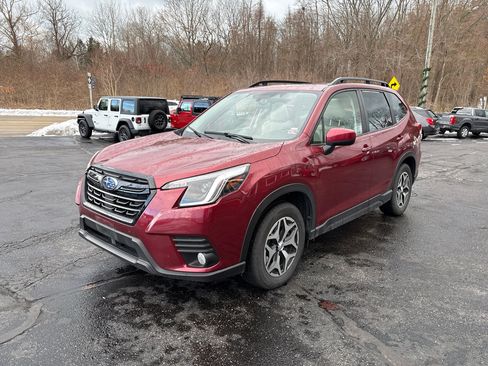 Used 2023 Subaru Forester Premium image 3