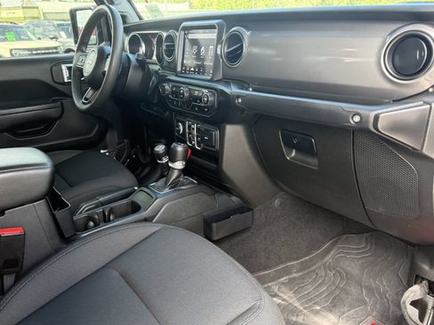 Used 2023 Jeep Gladiator Sport AWD/4WD image 17