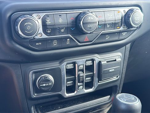 Used 2019 Jeep Wrangler Unlimited Sahara w/ Uconnect 4C Nav & Sound Group image 33