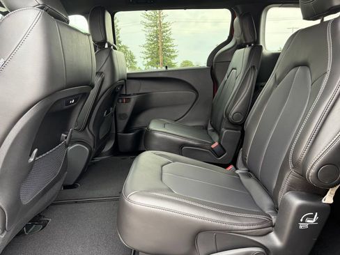 New 2026 Chrysler Pacifica Select AWD/4WD image 13