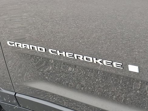 Used 2024 Jeep Grand Cherokee Laredo image 31