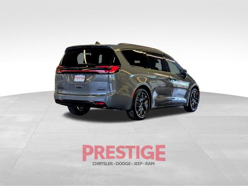 Used 2025 Chrysler Pacifica Limited FWD image 7