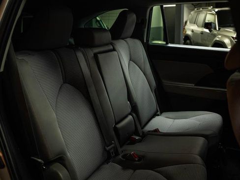 Used 2020 Toyota Highlander LE FWD image 13