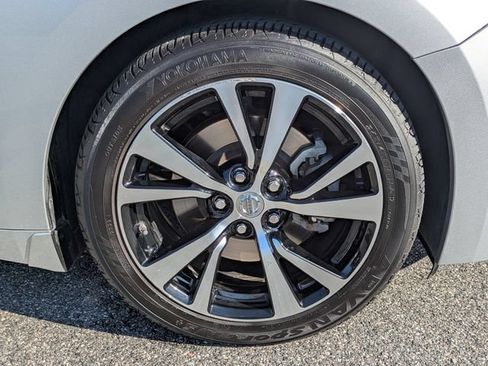 Used 2018 Nissan Maxima Platinum w/ Interior Lighting Package FWD image 11