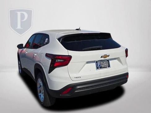 New 2026 Chevrolet Trax LS w/ LS Convenience Package FWD image 8
