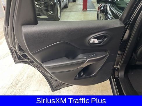 Used 2019 Jeep Cherokee Limited image 32