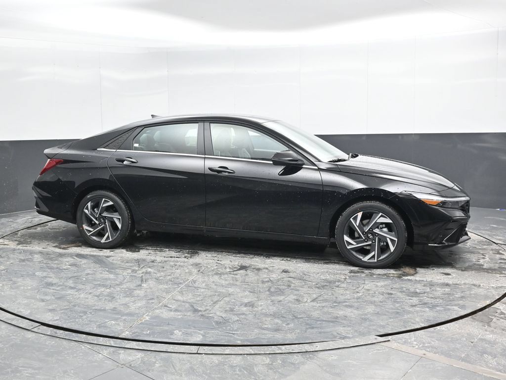 Used 2026 Hyundai Elantra Limited w/ Cargo Package FWD image 4