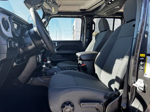 Used 2025 Jeep Wrangler Sahara image 36