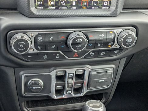 Used 2021 Jeep Wrangler Unlimited Sahara image 25