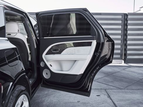 Used 2023 Bentley Bentayga Extended Wheelbase image 24