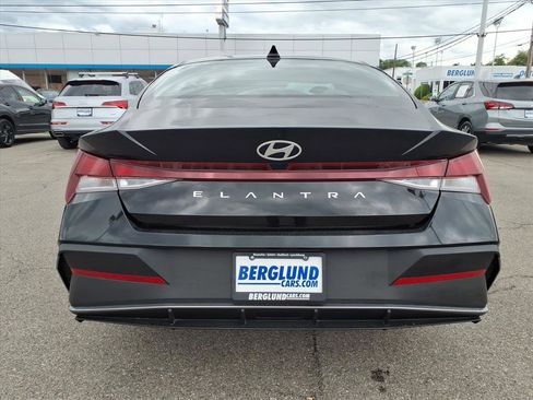 Used 2025 Hyundai Elantra SE FWD image 5