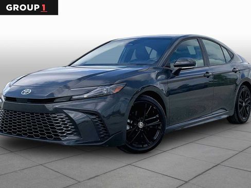 Used 2025 Toyota Camry SE FWD image 1