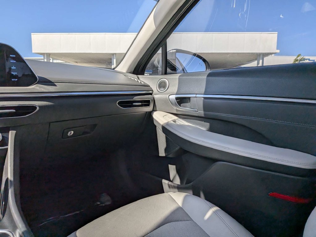 Used 2023 Hyundai Sonata Limited w/ Preferred Accessory Package FWD image 15