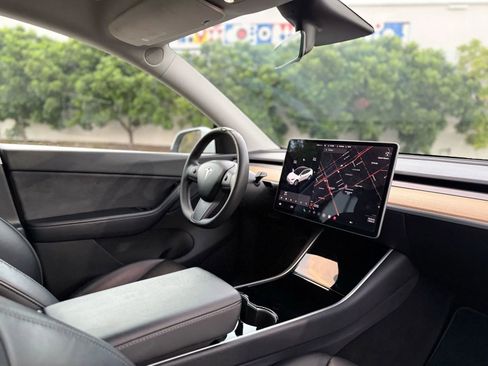 Used 2020 Tesla Model Y Long Range image 33