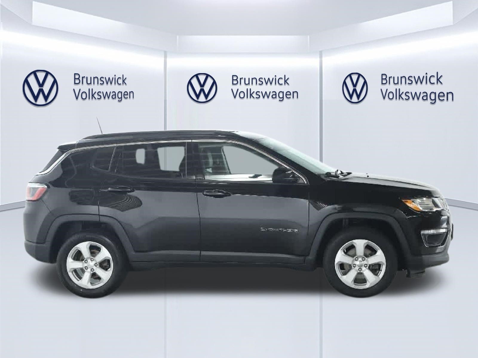 Used 2018 Jeep Compass Latitude FWD image 9