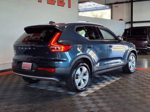Used 2021 Volvo XC40 T4 Momentum image 7