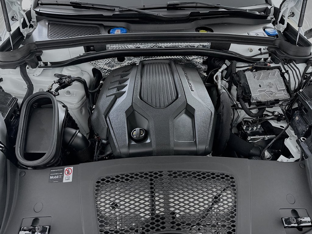 Certified 2025 Porsche Macan AWD/4WD image 32