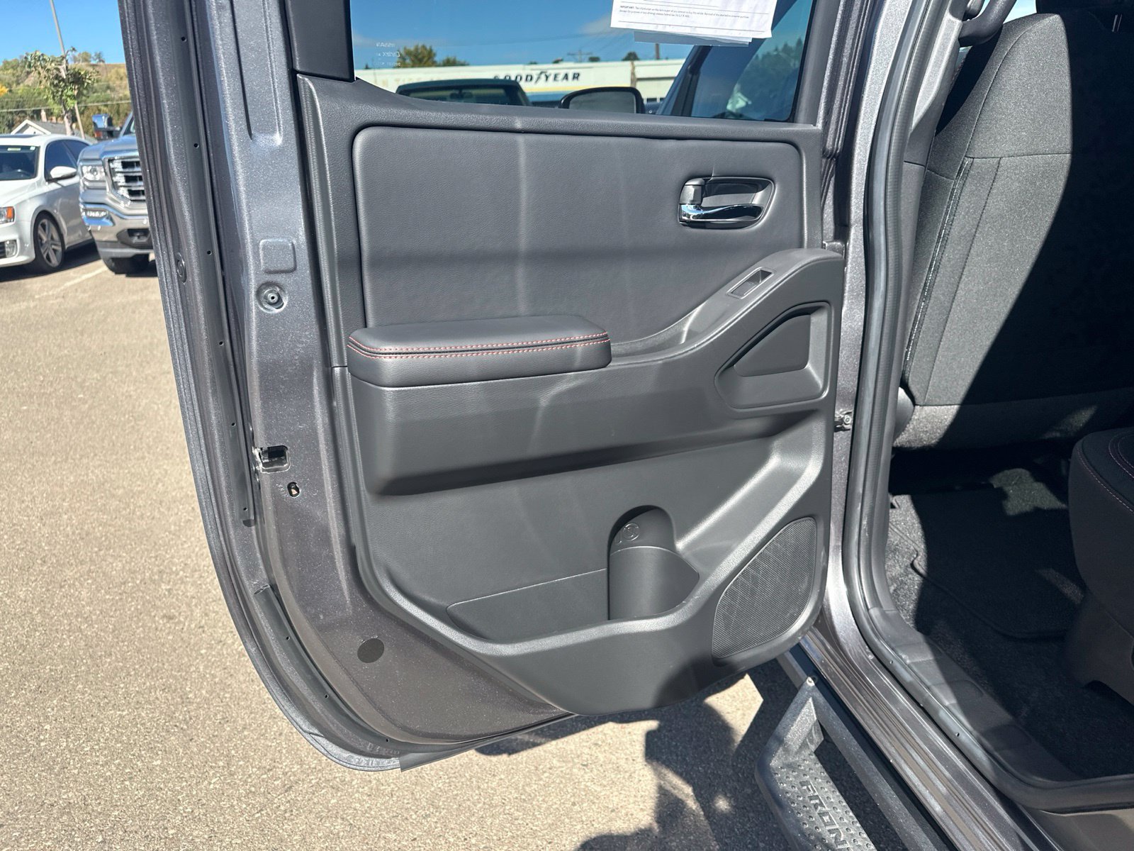 Used 2025 Nissan Frontier PRO-4X AWD/4WD image 23