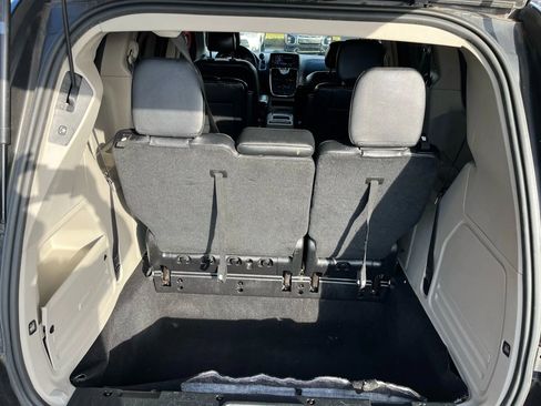 Used 2016 Chrysler Town & Country Touring image 9