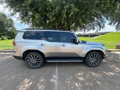 Used 2024 Lexus GX 550 w/ Accessory Package (2T) AWD/4WD image 5