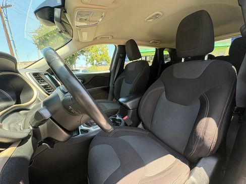 Used 2017 Jeep Cherokee Latitude FWD image 11