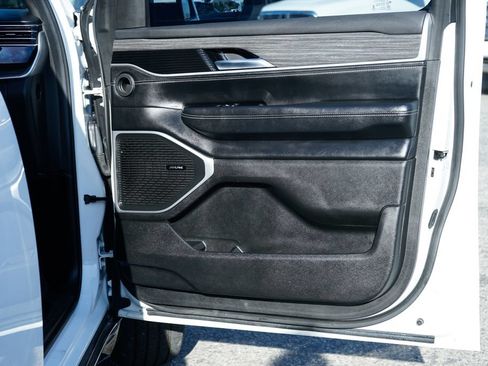 Used 2022 Jeep Wagoneer Series III w/ Rear Seat Video Group 1 AWD/4WD image 45
