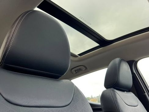 Used 2022 Chevrolet Bolt EUV Premier w/ Sun & Sound Package FWD image 21