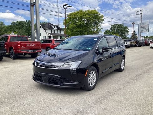 New 2027 Chrysler Pacifica Select FWD image 3